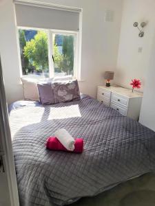 布莱辛顿Three-Bedroom Home in Tulfarris Village, Wicklow的一间卧室配有一张床,上面有两条毛巾