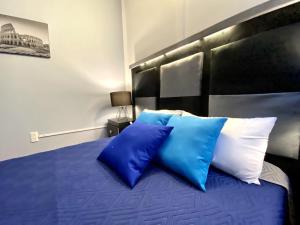 墨西哥城ROOMIES HOSTEL Cibeles的一张带两个蓝色和白色枕头的床