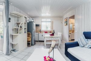 莫雷阿Lagoon Dream的一间带蓝色沙发的客厅和一间厨房