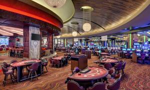 拉斯维加斯Red Rock Casino Resort & Spa的赌场里有很多桌椅