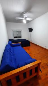 乌拉圭河畔康塞普西翁Caribe的一张大蓝色的床,位于一个天花板的房间