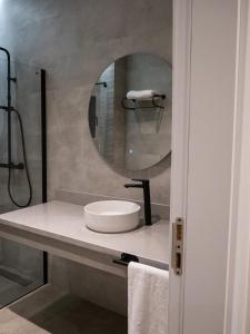 努瓦克肖特HOTEL HIBA的一间带水槽和镜子的浴室