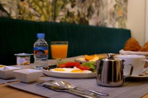 努瓦克肖特HOTEL HIBA的包括一盘食物和橙汁的早餐桌