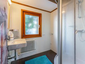 克尼格利斯滕Chalet H XL的带淋浴和盥洗盆的浴室以及窗户。