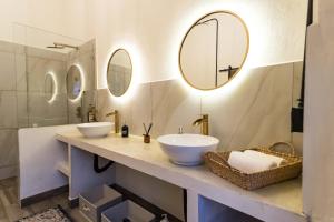 AcámbaroCasa Ibarra的浴室设有2个水槽和2面镜子