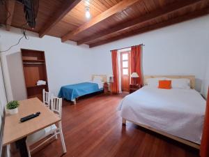 卡哈马卡Casa Wayra Cajamarca的一间卧室配有一张床、一张桌子和一张书桌