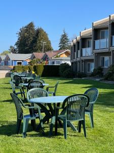 夸利库姆海滩雪沃特度假酒店的草上一排桌椅