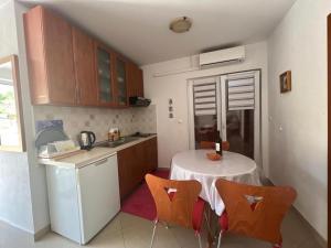 萨利Apartments by the sea Sali, Dugi otok - 8110的小厨房配有桌椅