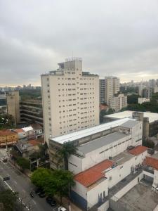 圣保罗Flat VMariana PqIbirapuera Borges Lagoa com garagem 1105的一座位于城市中心的白色大建筑