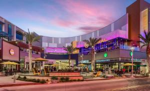 洛杉矶Peaceful Getaway in Studio City的前面有一个棕榈树购物中心