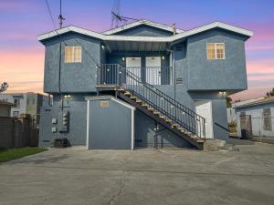 洛杉矶Discount For 30 Days Plus Stay In Culver City的蓝色的房子,前面有楼梯