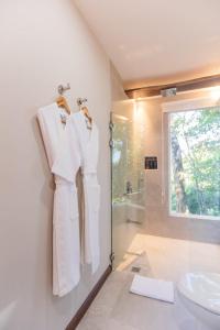 蒙泰韦尔德哥斯达黎加奇拉格兰品蒙特维多酒店的带淋浴的浴室和挂在墙上的白色长袍