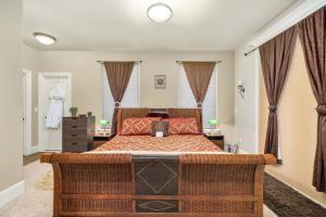吉格港Villa Luna的一间卧室,卧室内配有一张大床