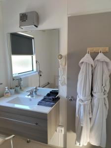 凯库拉海湾汽车旅馆的一间带水槽和镜子的浴室