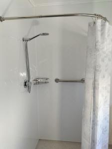 凯库拉海湾汽车旅馆的白色浴室内的浴帘和淋浴帘杆