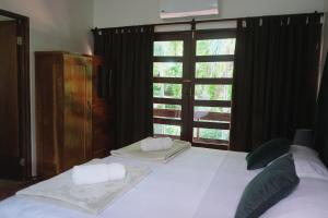 科克Hotel Villa Del Sol的卧室配有一张大白色床和窗户