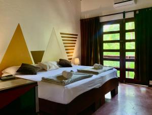 科克Hotel Villa Del Sol的一间卧室配有一张大床和毛巾