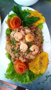 卡塔赫纳曼萨尼约海滩酒店的一小盘带虾和大米的食物
