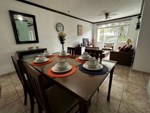 圣萨尔瓦多MonBlanc的用餐室以及带桌椅的起居室。