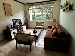圣萨尔瓦多MonBlanc的客厅配有沙发和桌子