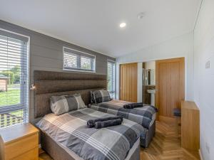 Crossway GreenBilly Goat Lodge的卧室设有两张床,带两个窗户