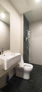 乔治市Beacon Executive Suites George Town Apartment Malaysia deals的一间带水槽、卫生间和淋浴的浴室