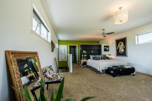 LuggateThe Artist's House Wanaka的一间卧室配有一张床和镜子
