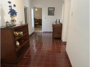 比亚瓜伊Amplia y Cómoda casa familiar, muy buena ubicación的走廊上设有瓷砖地板和花瓶