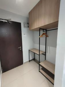 话毛生Hanan Studio Apartment with Pool, Wifi & Netflix的小房间设有门和衣柜