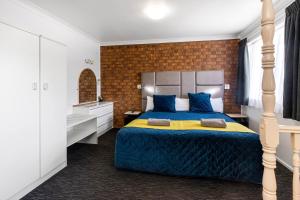 土乌巴莱卡特汽车旅馆的一间卧室配有一张蓝色和黄色的大床