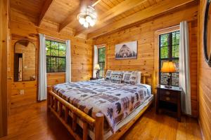 赛维尔维尔Great Smoky Mountains Cabin!, Secluded, Pet-Kid Friendly!的小木屋内一间卧室,配有一张床