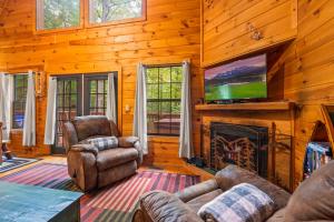赛维尔维尔Great Smoky Mountains Cabin!, Secluded, Pet-Kid Friendly!的客厅设有壁炉和电视。