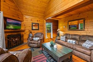 赛维尔维尔Great Smoky Mountains Cabin!, Secluded, Pet-Kid Friendly!的小屋内的客厅配有沙发和壁炉