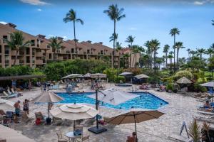 维雷亚Kamaole Sands 2-306- Kamaole Sands spacious, updated, and Oceanview!的度假村的游泳池,周围的人在