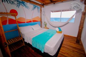 布兰卡滩Solarium Beach Club的一间位于海洋间的卧室