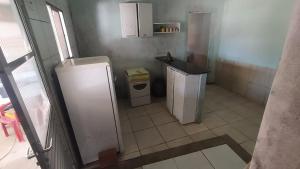 SaubaraCasa de temporada em Cabuçu的一间带冰箱和水槽的小厨房