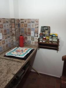 圣若昂-达巴拉Mini Casa Furnas - Capitólio MG的厨房柜台,桌子上放着蛋糕