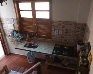 圣若昂-达巴拉Mini Casa Furnas - Capitólio MG的厨房配有柜台、水槽和窗户