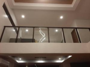 巴科洛德Home in Bacolod的一间设有玻璃天花板和吊灯的客房