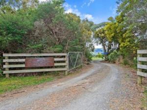 阿波罗湾Great Ocean Road Wellness and Nature Stay的一条土路,一边有栅栏