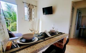 蓬塔卡纳Dominican Dream Apartments的桌子上放有盘子和眼镜