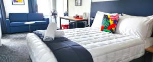 罗托鲁瓦Urban Lounge Sleepery的卧室配有一张白色大床
