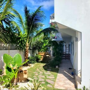 蓬塔卡纳Dominican Dream Apartments的棕榈树庭院和建筑