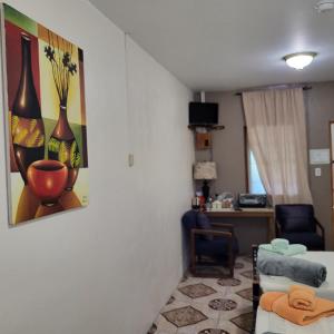 贝尔莫潘热带庄园旅馆的客厅配有沙发和墙上的绘画