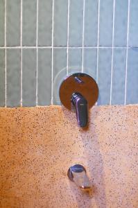 顺化De Hué的浴室水槽设有水龙头和手 ⁇ 