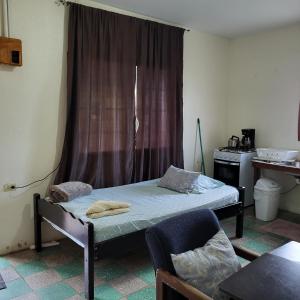 贝尔莫潘热带庄园旅馆的小房间设有床和窗户