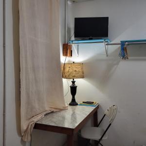 贝尔莫潘热带庄园旅馆的一张桌子,上面有台灯和一台笔记本电脑