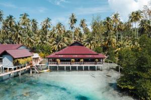 库德岛À La Koh Kood Resort的棕榈树水景度假村的空中景观