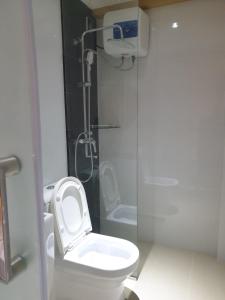 马累Fanfini Residence Male’的浴室配有白色卫生间和淋浴。