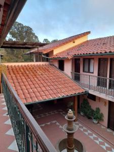 VallegrandeHostal Juanita的一个带红色瓷砖屋顶的房屋的阳台